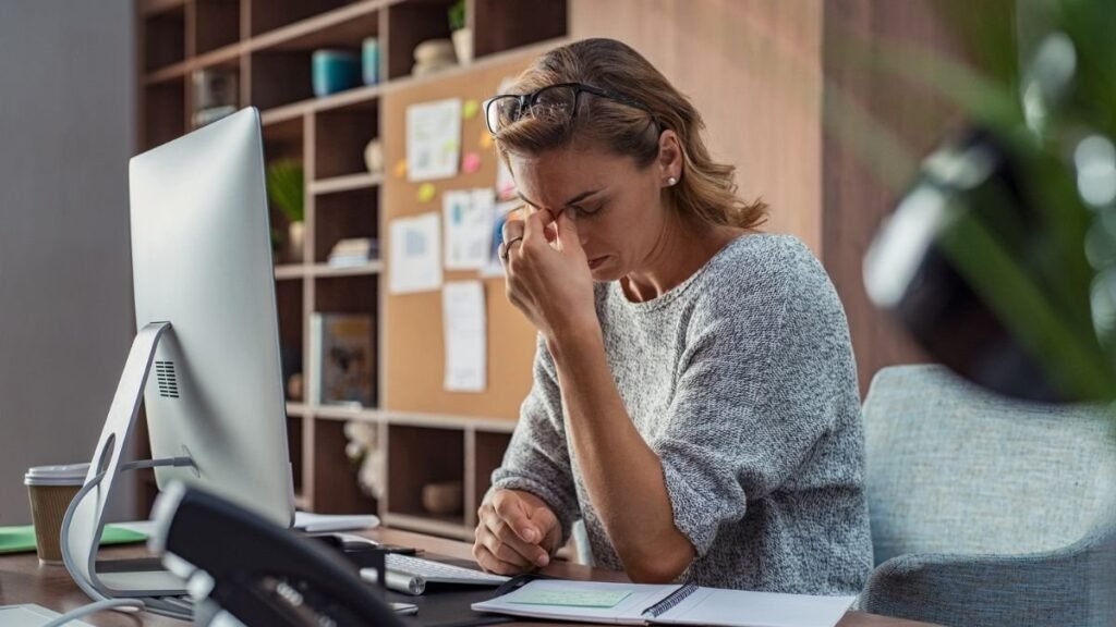 Especialistas advierten que el teletrabajo puede afectar la salud mental si no se establecen límites adecuados