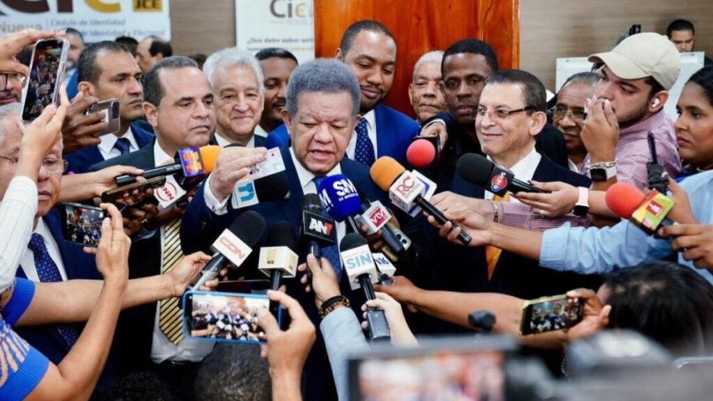 Video Leonel Fernández tilda de ilegal cobros a empleados públicos para fines políticos