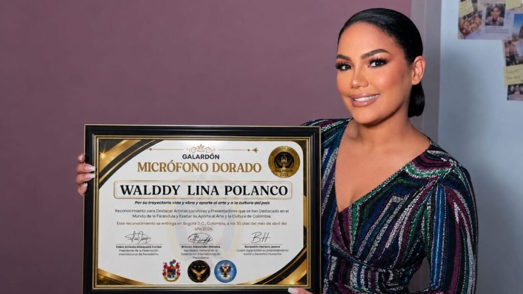 Walddy Lina Polanco es reconocida con el Micrófono Dorado en Bogotá, Colombia