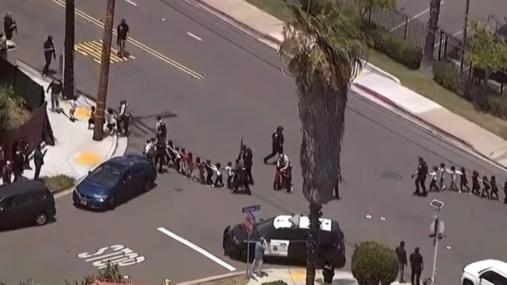 Autoridades investigan vínculos escolares de atacante que irrumpió en mezquita de San Diego