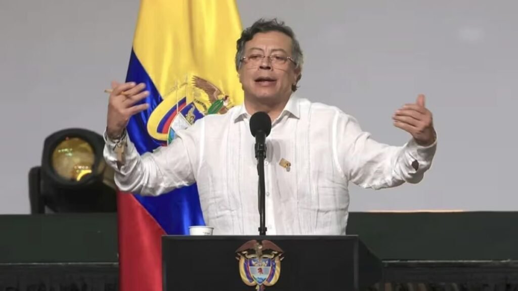 Petro afirma armas usadas contra civiles en el suroeste de Colombia estarían llegando desde Ecuador