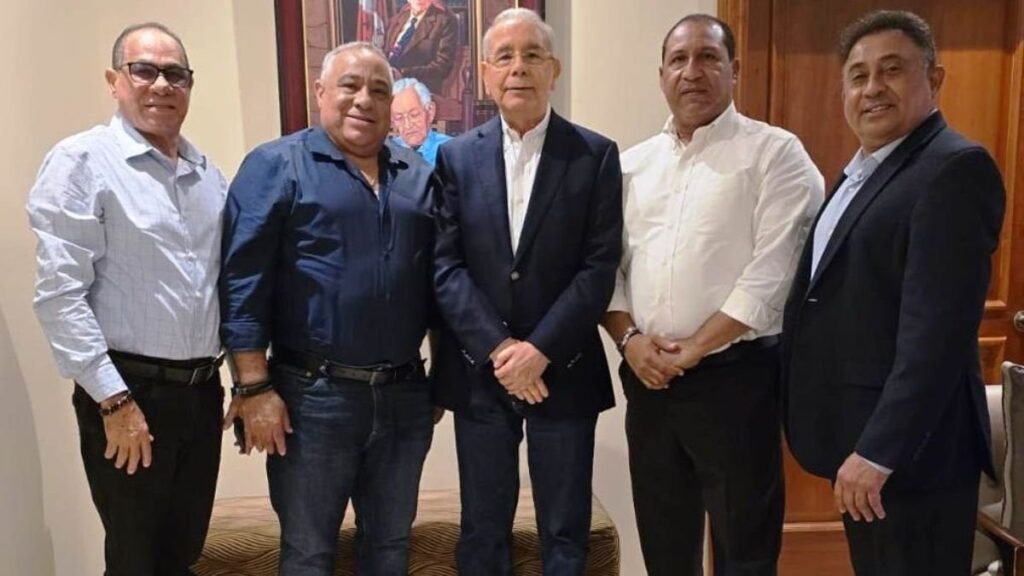 Danilo Medina juramenta dirigentes que retornan al PLD
