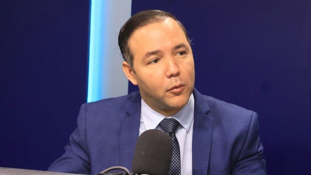 Johnny Pujols acusa al PRM de intentar debilitar a la oposición con recorte de fondos