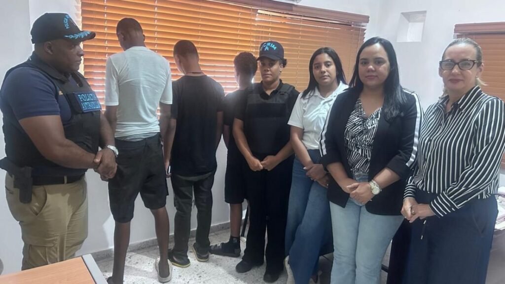 Policía Nacional rescata a siete menores durante operativo preventivo en semáforos de San Francisco de Macorís